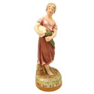 porcelánová soška značky Royal Dux, model: dívka s džbánem, bronz dekor se zlacením