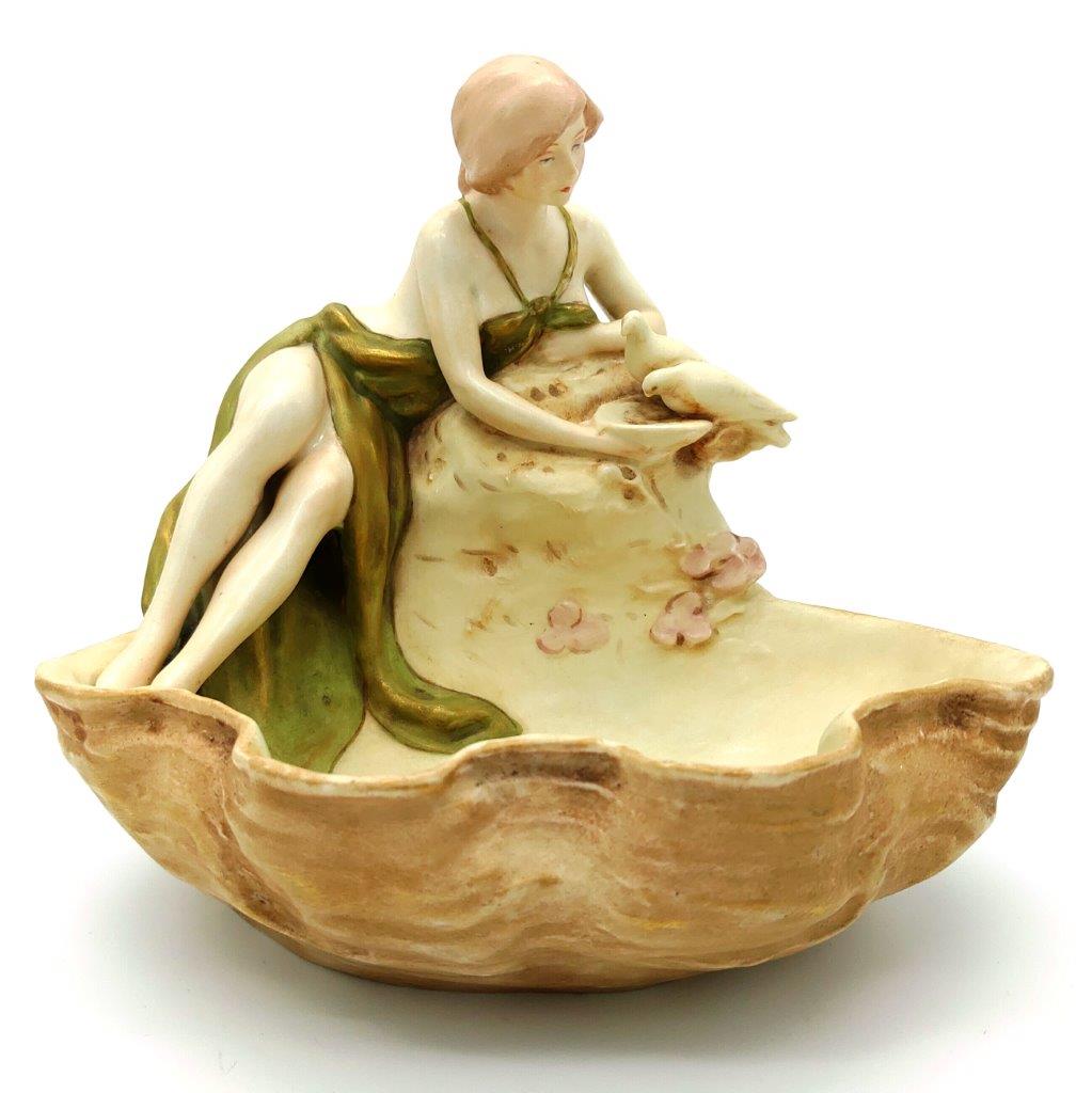 porcelánová soška značky Royal Dux, model: dívka sedící na mušli I, bronz dekor se zlacením