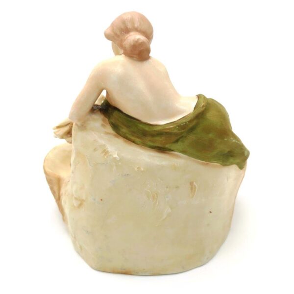 porcelánová soška značky Royal Dux, model: dívka sedící na mušli I, bronz dekor se zlacením