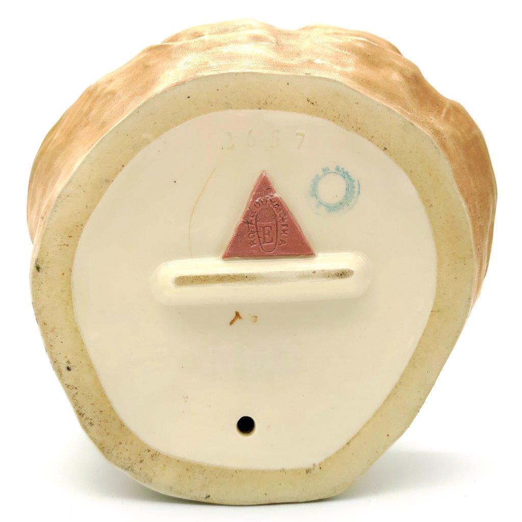 porcelánová soška značky Royal Dux, model: dívka sedící na mušli I, bronz dekor se zlacením