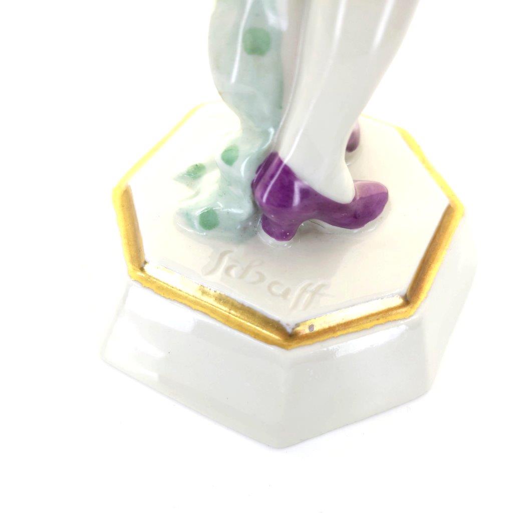 porcelánová soška značky Royal Dux, model: dáma s kloboukem, růžový dekor se zlacením, signatura