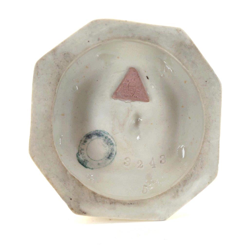 porcelánová soška značky Royal Dux, model: dáma s kloboukem, růžový dekor se zlacením, značení