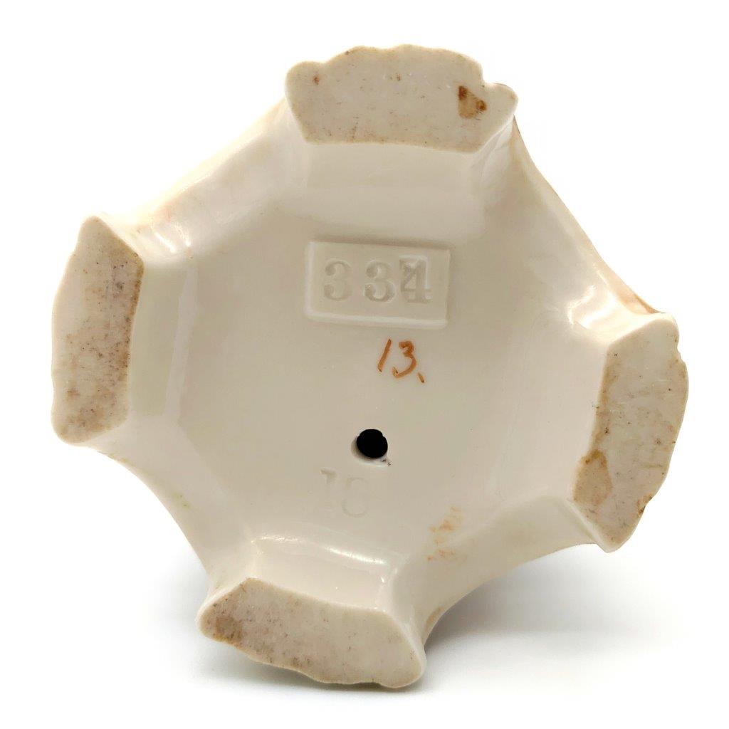 porcelánová soška značky Royal Dux, model: muž s píšťalou, bronz dekor se zlacením, značení