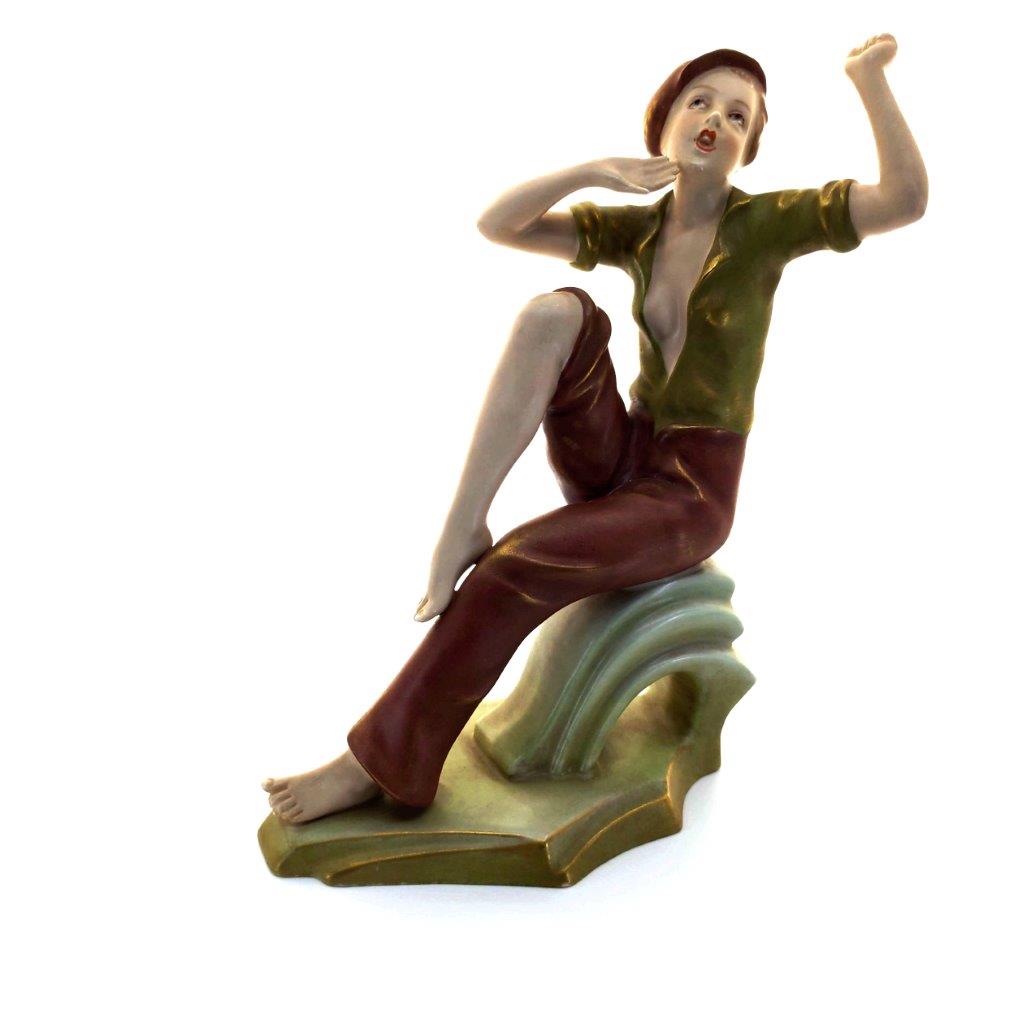 porcelánová soška značky Royal Dux, model: žena s baretkou I, bronz dekor se zlacením