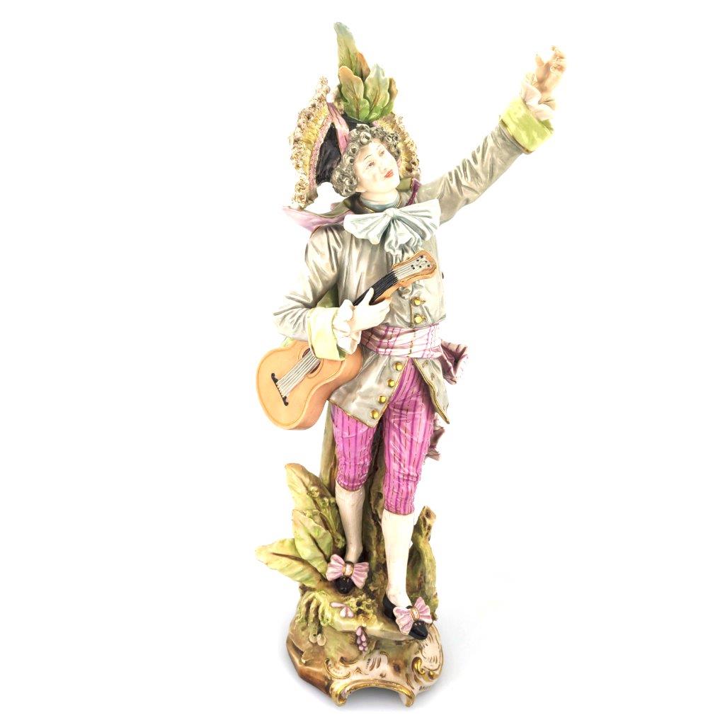 porcelánová socha značky Royal Dux, model: pán s kytarou, saxe dekor se zlacením