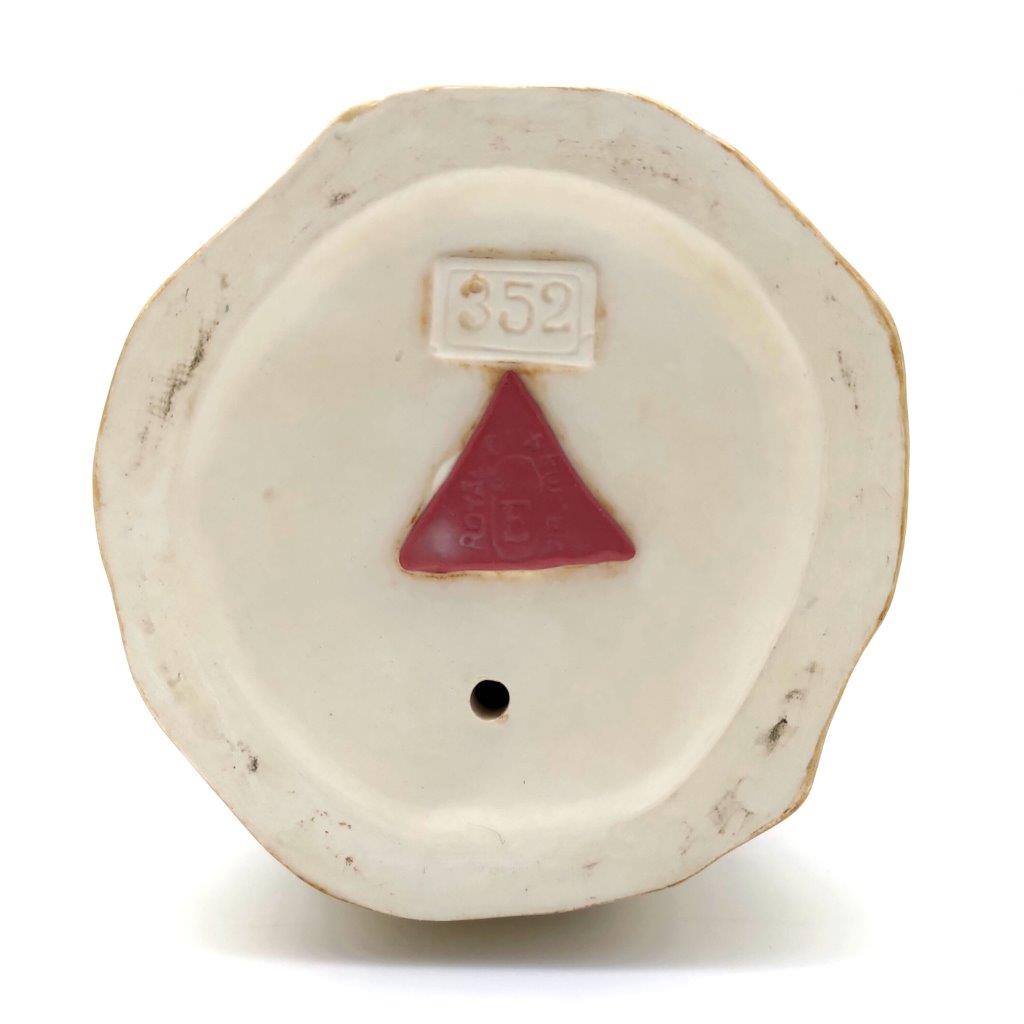 porcelánová soška značky Royal Dux, model: pastýřka, bronz dekor se zlacením, značení