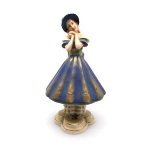 porcelánová soška značky Royal Dux, model: dívka s kloboukem, modro-zlatý dekor