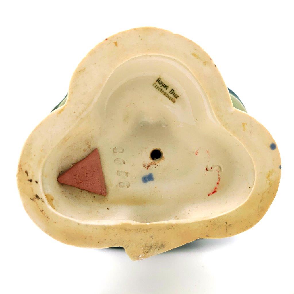 porcelánová soška značky Royal Dux, model: dívka s kloboukem, modro-zlatý dekor , značení