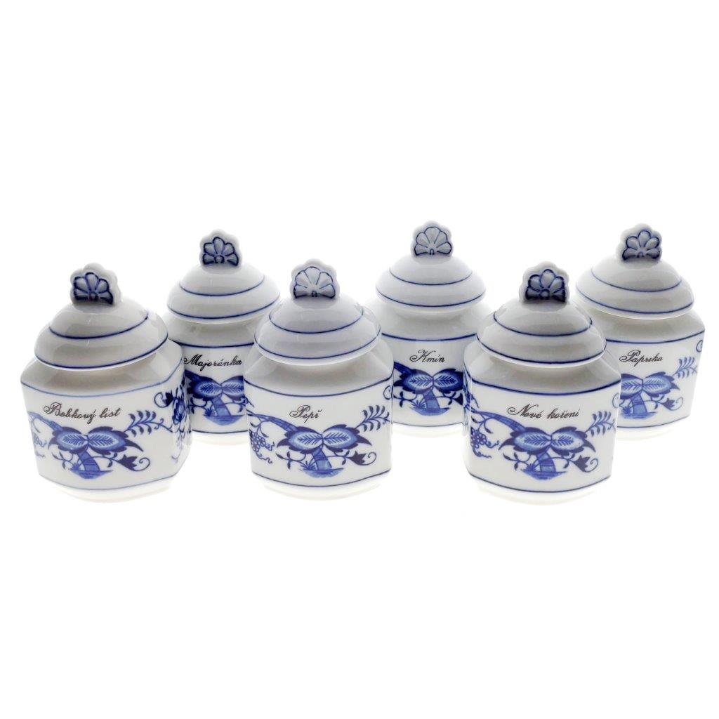 Cibulák - Souprava šesti kořenek s nápisem: kmín, bobkový list, pepř černý, paprika sladká, nové koření, majoránka. Bílý porcelán s cibulákovým dekorem