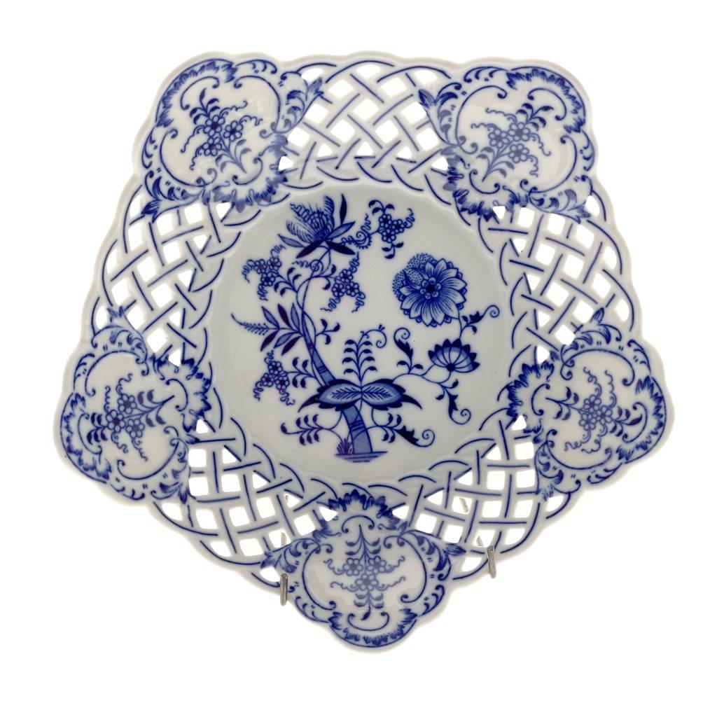 Cibulák - Mísa pětihranná prolamovaná na noze, bílý porcelán s cibulákovým dekorem