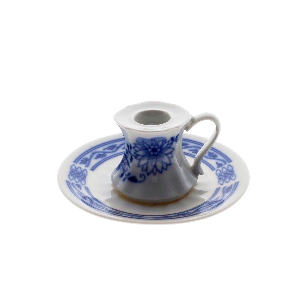 porcelánový svícen s ouškem a talířkem dekorován cibulákovým vzorem