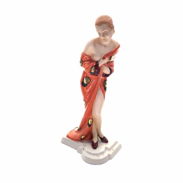 porcelánová soška značky Royal Dux, model: dáma v županu, červený dekor se zlacením