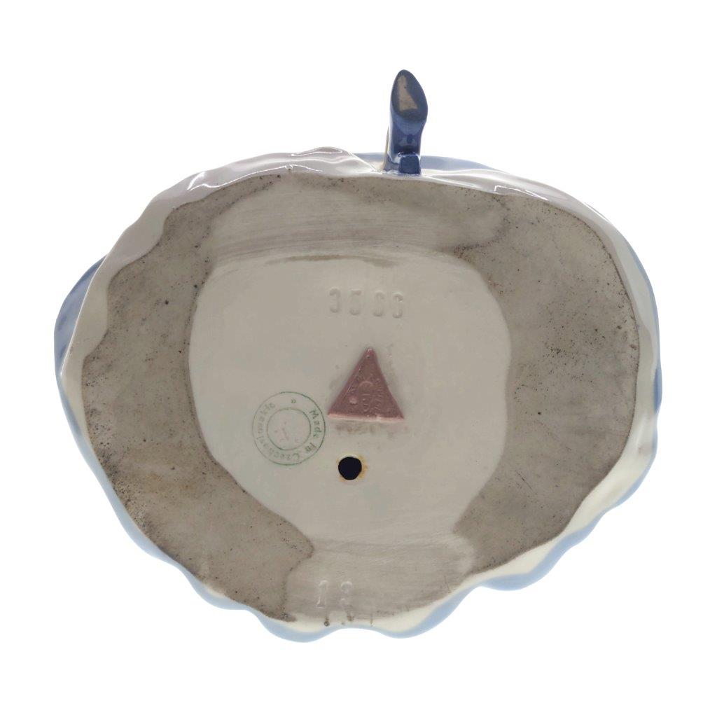 porcelánová soška značky Royal Dux, model: dívka v kloboučku, světlemodrý dekor, značení