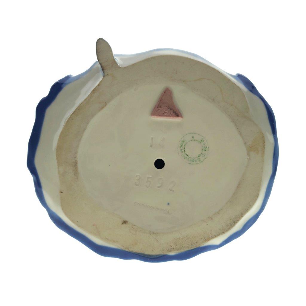 porcelánová soška značky Royal Dux, model: květinářka, modrý dekor se zlacením, značení