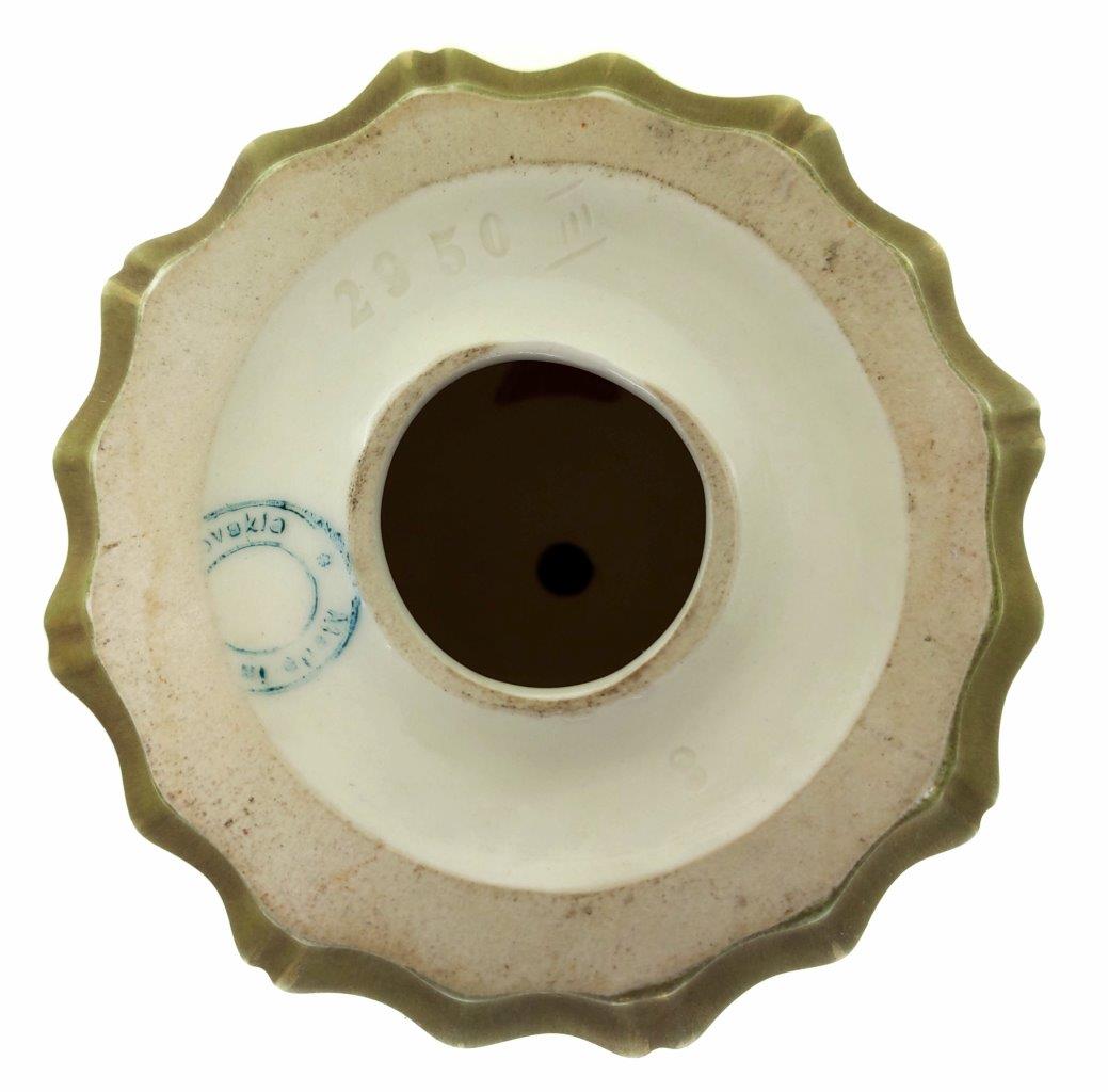 porcelánová soška značky Royal Dux, model: tanečnice na podstavci, bronz dekor se zlacením, značení