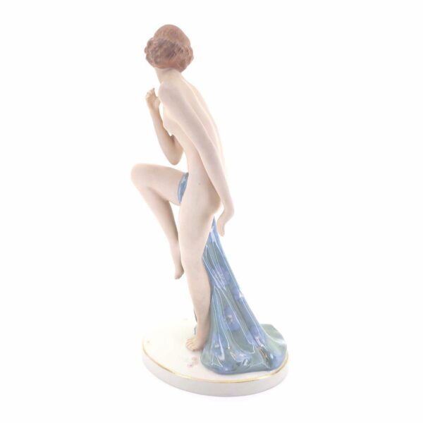 porcelánová socha duchcovské porcelánky, značka Royal Dux, model: Dáma s osuškou, světlemodrý dekor se zlacením