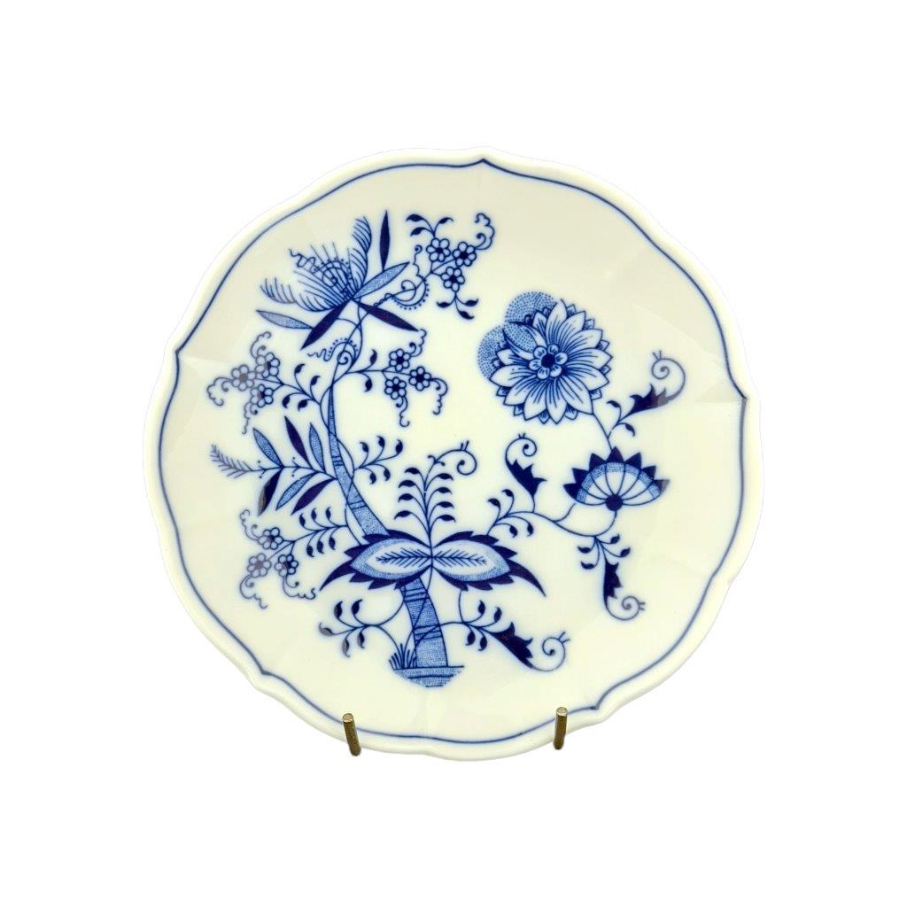 Cibulák - Podšálek typu bujón, bílý porcelán s cibulákovým dekorem