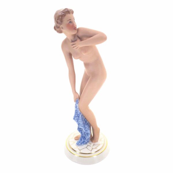 porcelánová soška značky Royal Dux, model: žena s ručníkem, modrý dekor se zlacením