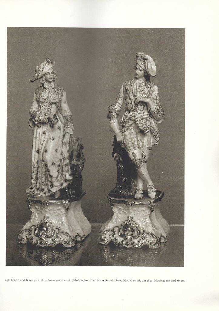 detail modelu kavalíra s dámou, která drží v ruce papouška