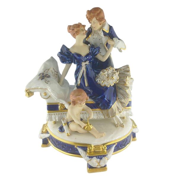 porcelánová socha duchcovské porcelánky, značka Royal Dux, model: zamilovaný pár s amorkem, kobaltový dekor se zlacením