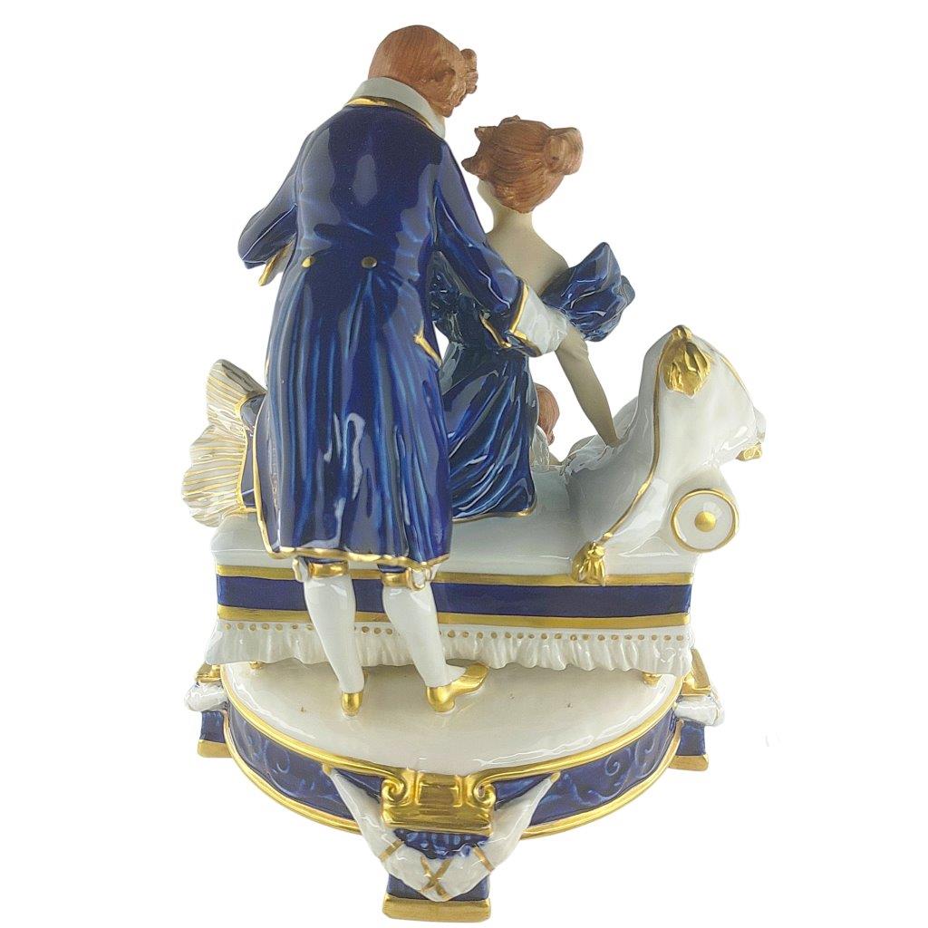 porcelánová socha duchcovské porcelánky, značka Royal Dux, model: zamilovaný pár s amorkem, kobaltový dekor se zlacením