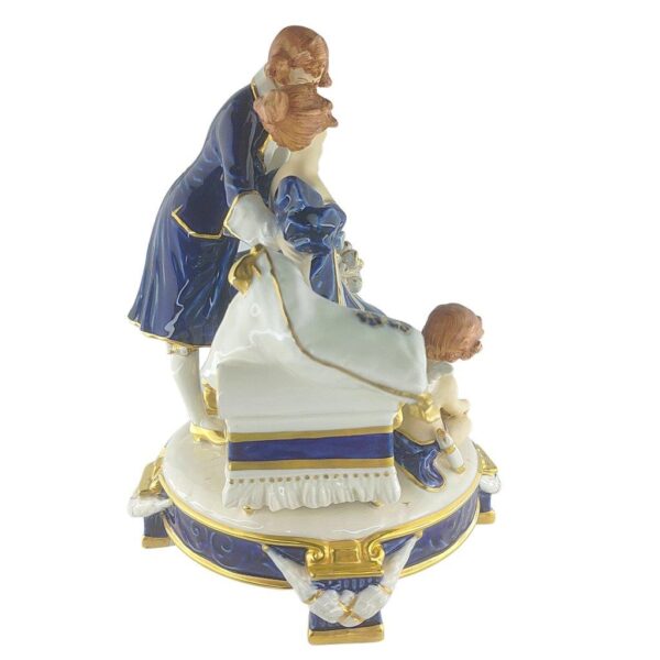 porcelánová socha duchcovské porcelánky, značka Royal Dux, model: zamilovaný pár s amorkem, kobaltový dekor se zlacením