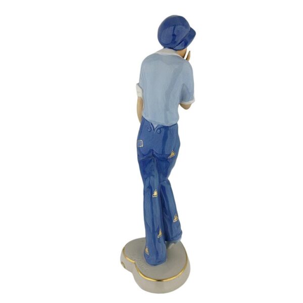 porcelánová soška značky Royal Dux, model: dáma v baretu, modrý dekor se zlacením, značení