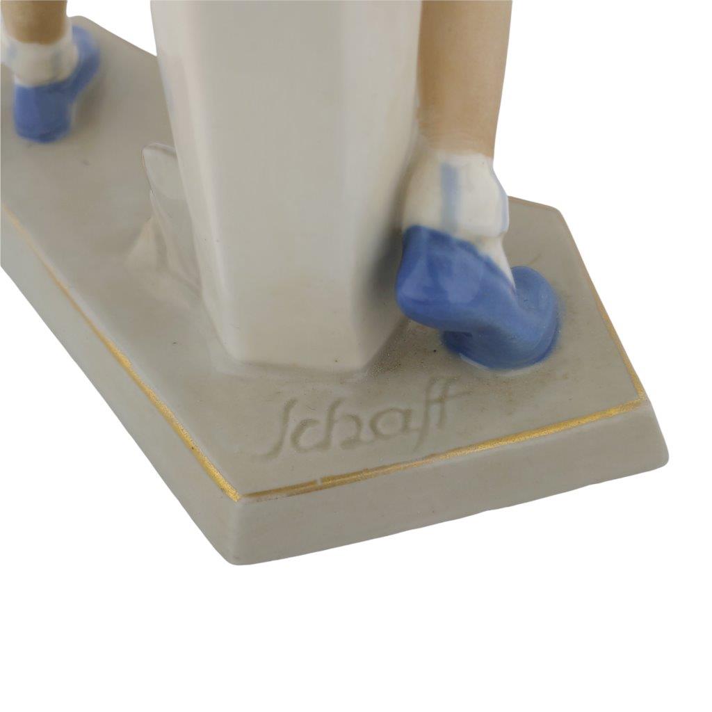 porcelánová socha duchcovské porcelánky, značka Royal Dux, model: Žena s diskem, modrý dekor se zlacením, signatura Schaff