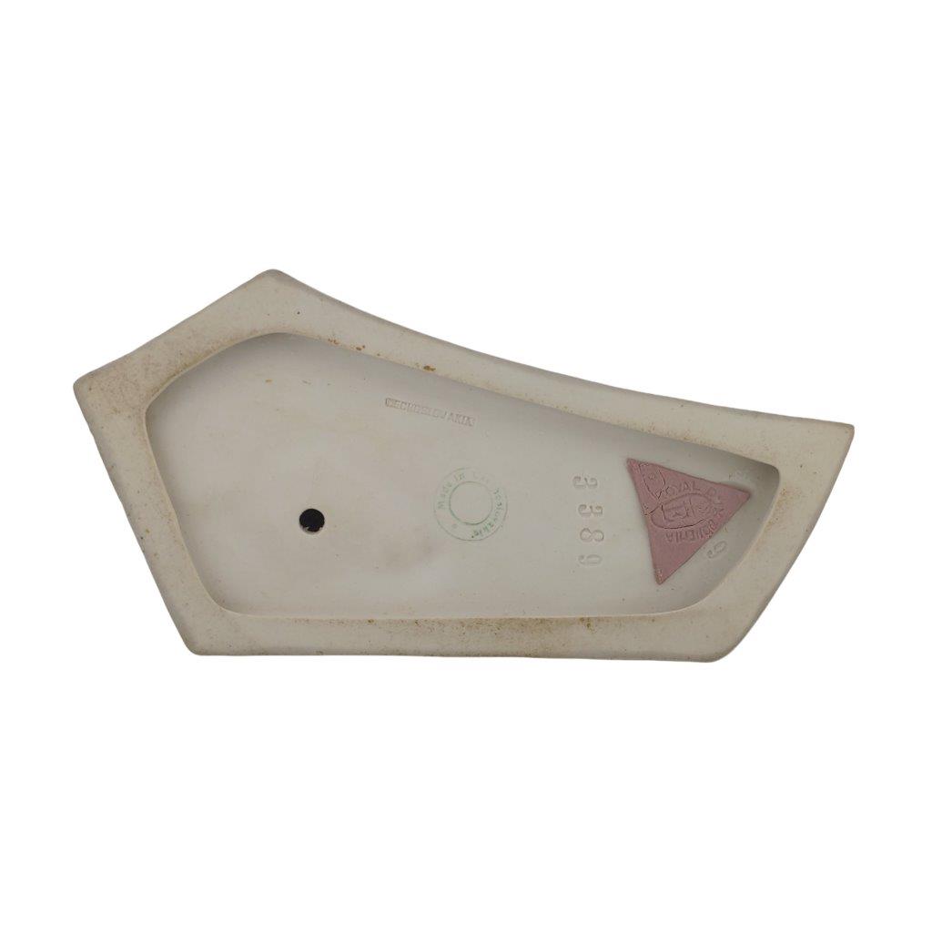 porcelánová socha duchcovské porcelánky, značka Royal Dux, model: Žena s diskem, modrý dekor se zlacením, značení