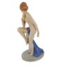 porcelánová socha duchcovské porcelánky, značka Royal Dux, model: Dáma s osuškou, modrý dekor se zlacením