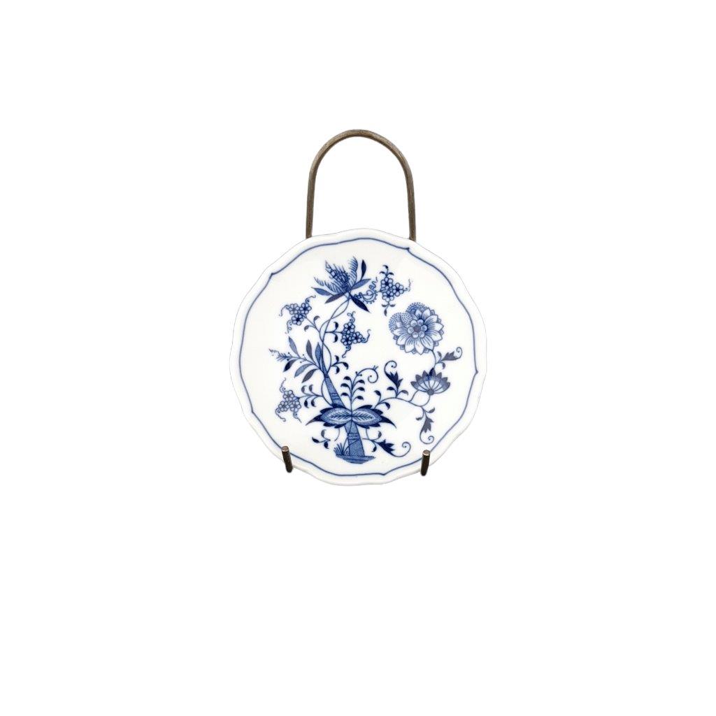 Cibulák - Podšálek typu A, bílý porcelán s cibulákovým dekorem