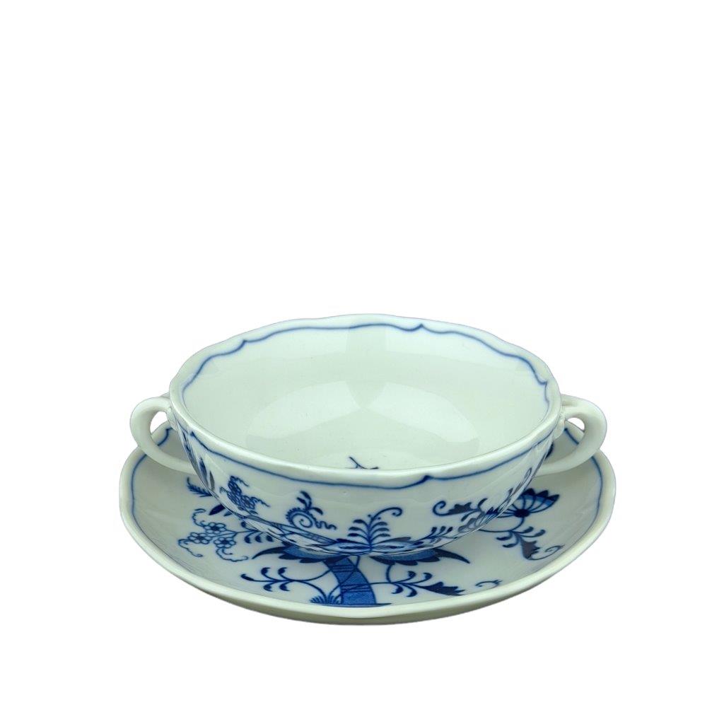 Cibulák - šálek s podšálkem na polévku typu bujón, bílý porcelán s cibulákovým dekorem