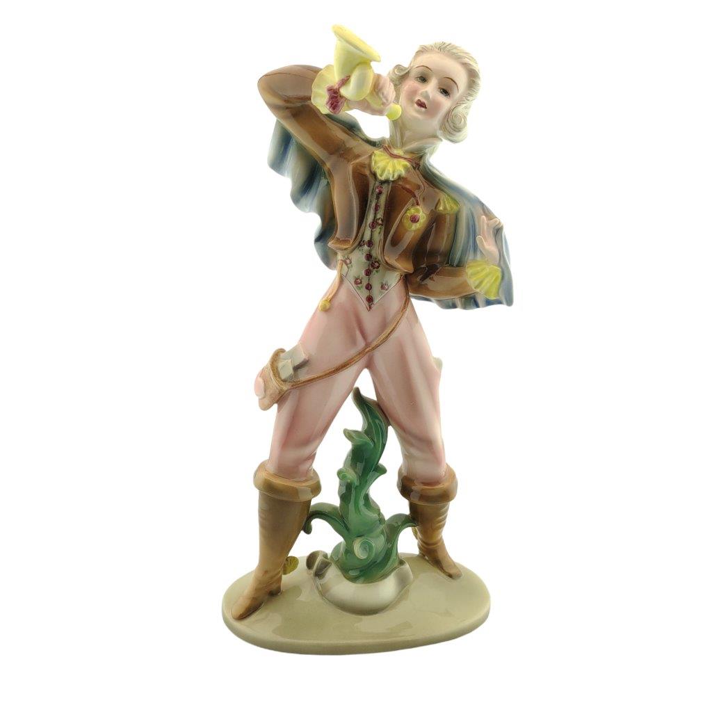 porcelánová socha vídeňské porcelánky, značka Goldscheider, model: Pošťák