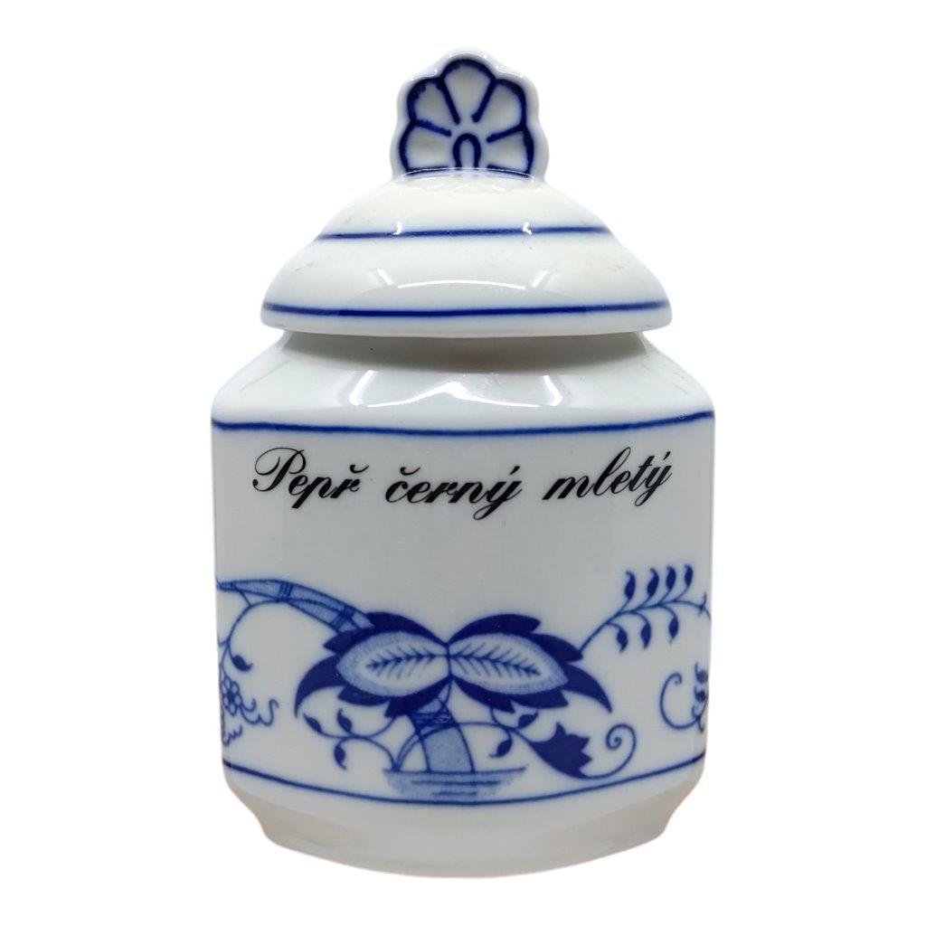 kořenka s nápisem Pepř černý mletý, popis na zadní straně