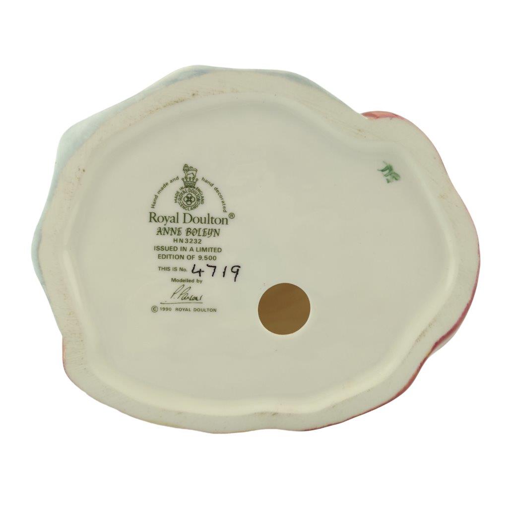 porcelánová socha anglické porcelánky, značka Royal Doulton, model: Anna Boleynová, značení
