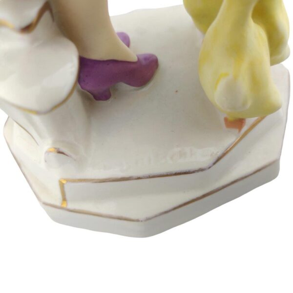 porcelánová socha duchcovské porcelánky, značka Royal Dux, model: Dívka s kachničkami, růžový dekor s kuličkami a zlacením, signatura