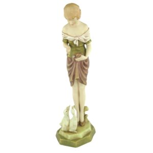 porcelánová soška značky Royal Dux, model: dívka s kachničkami, bronz dekor