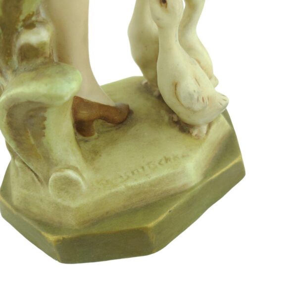 porcelánová soška značky Royal Dux, model: dívka s kachničkami, bronz dekor, signatura