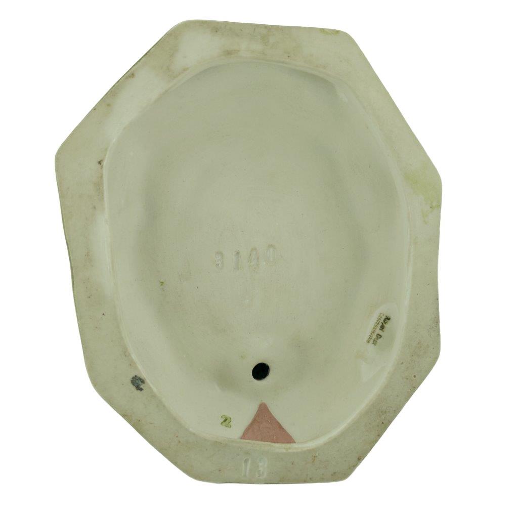 porcelánová soška značky Royal Dux, model: dívka s kachničkami, bronz dekor, značení