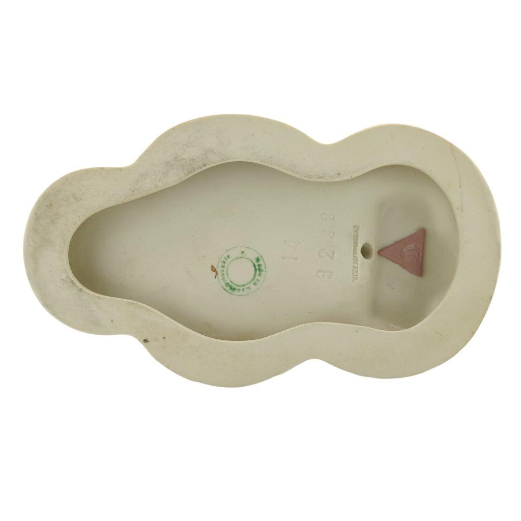 Porcelánová figura značky Royal Dux, model 3288 - Art deco dáma s pavími oky, kobaltový dekor se zlacením, značení