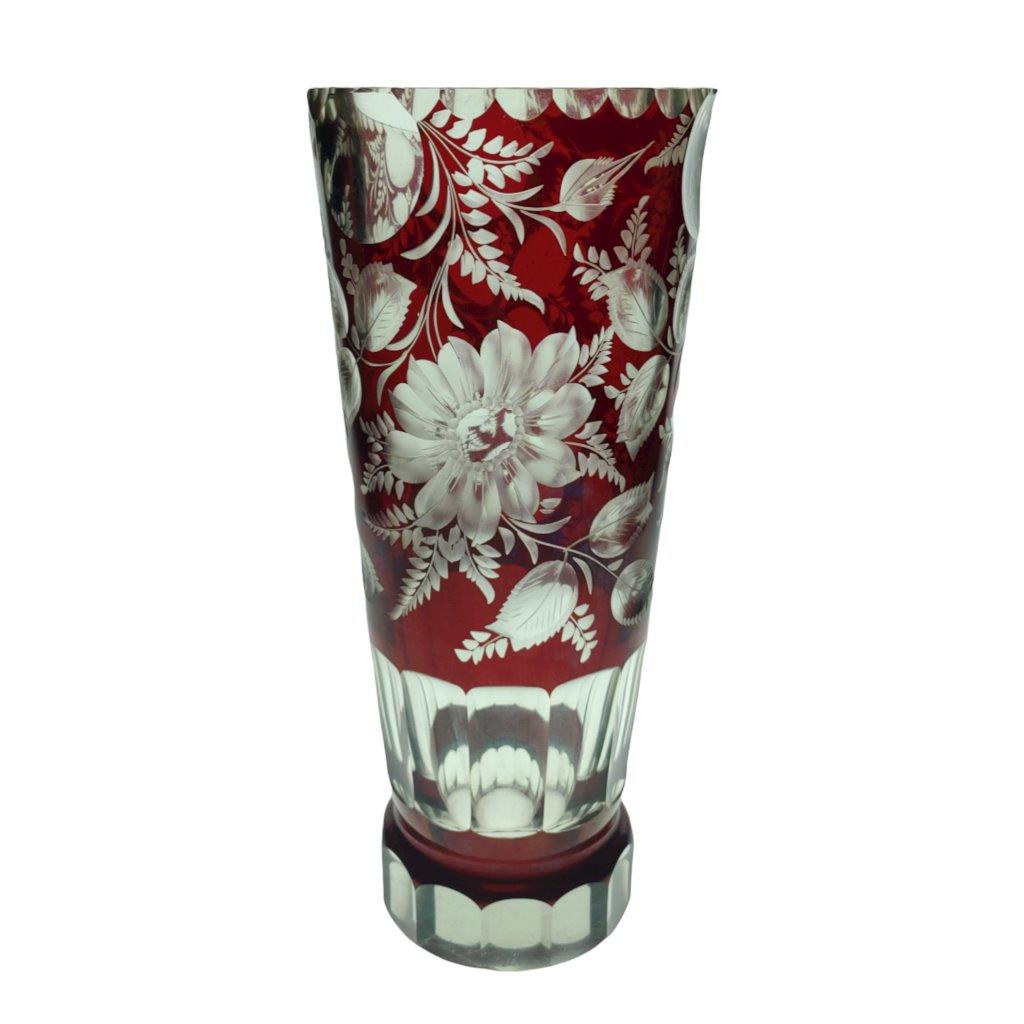 Broušená váza od Friedricha Egermanna, čiré sklo s rubínovou lazurou