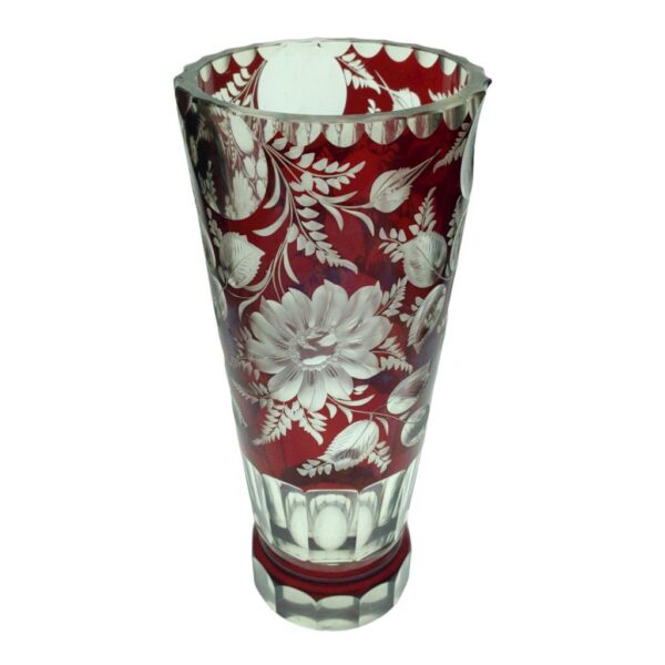 Broušená váza od Friedricha Egermanna, čiré sklo s rubínovou lazurou
