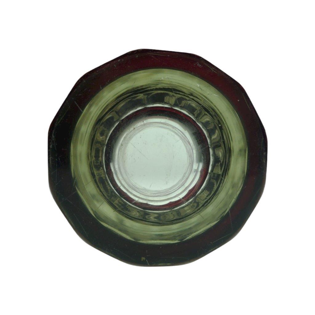 Broušená váza od Friedricha Egermanna, čiré sklo s rubínovou lazurou