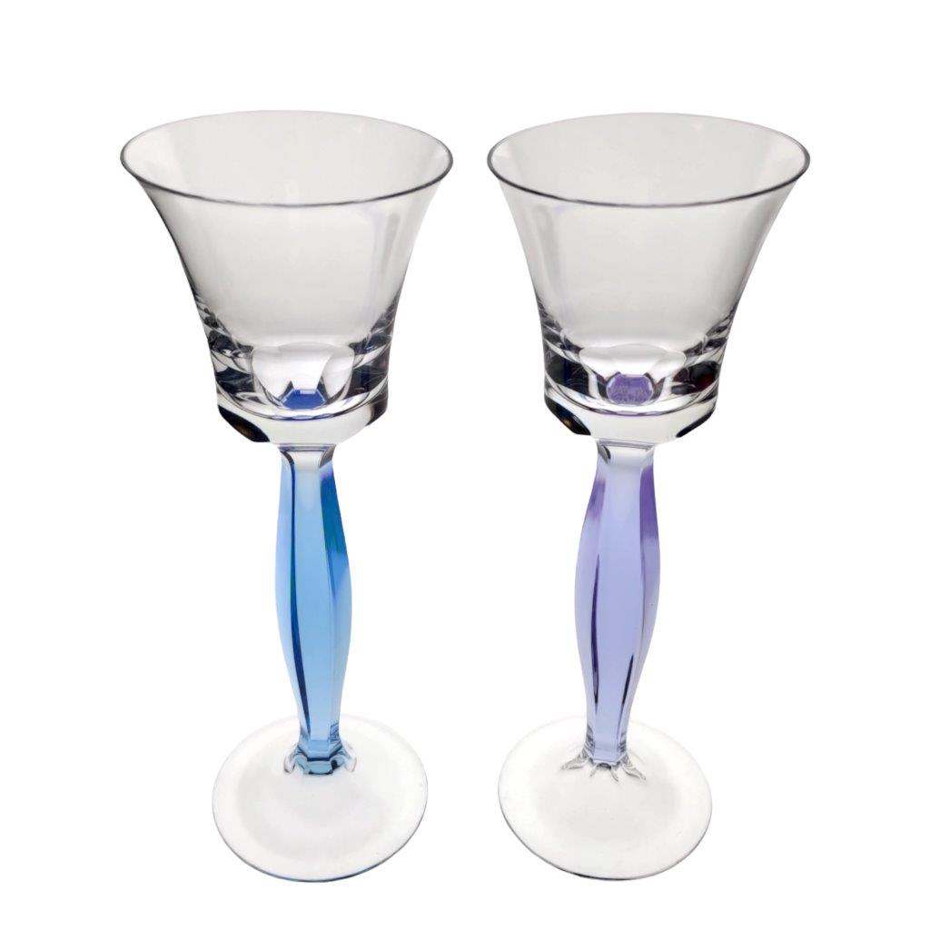 Moser dvě sklenky, návrh Jiřího Šuhájka z roku 2000, alexandritové a akvamarínové sklo v kombinaci s čirým