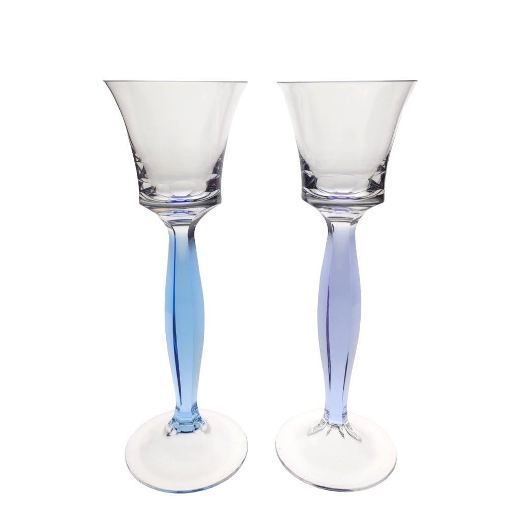 Moser dvě sklenky, návrh Jiřího Šuhájka z roku 2000, alexandritové a akvamarínové sklo v kombinaci s čirým