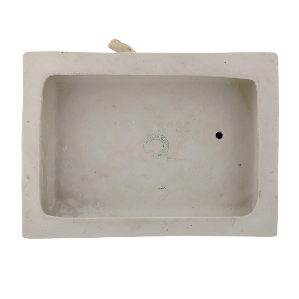 porcelánová soška značky Royal Dux, model: dáma sedící akt, kobaltový dekor se zlacením, značení