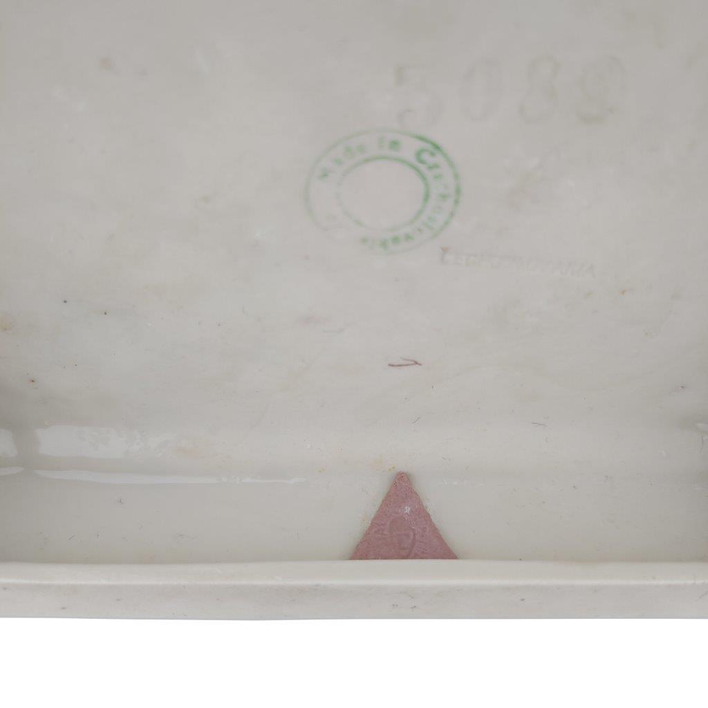 porcelánová soška značky Royal Dux, model: dáma sedící akt, kobaltový dekor se zlacením, značení