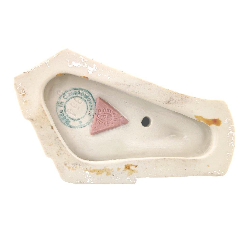 porcelánová figura značky Royal Dux, model: dívka v baretu, růžový dekor se zlacením, značení