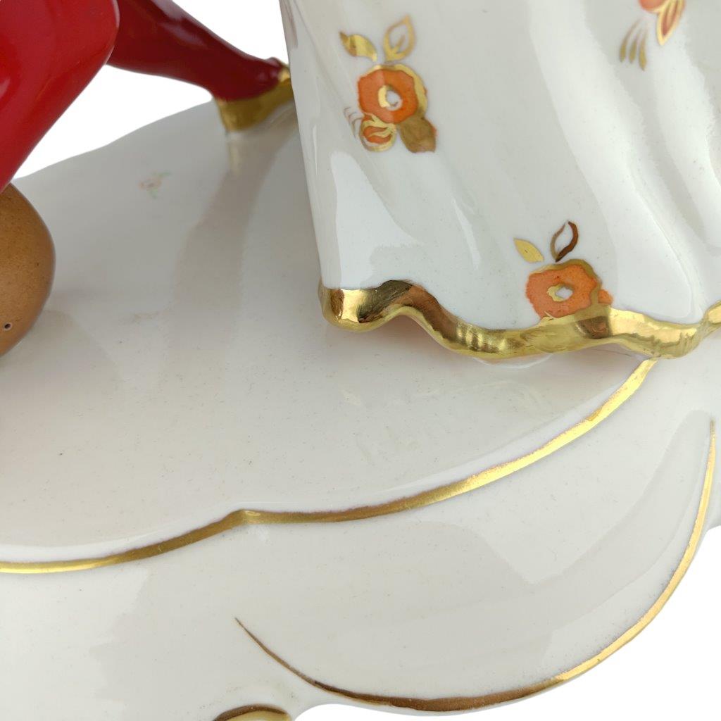 porcelánová figura značky Royal Dux, model: pierot s kolombínou, červený dekor se zlacením, signatura