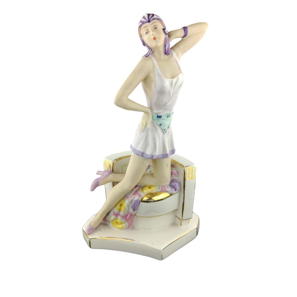 porcelánová figura značky Royal Dux, model: Art deco žena, růžový dekor se zlacením